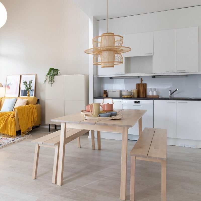 Ahvo 4-hengen ruokailuryhmä penkeillä lakattu koivu